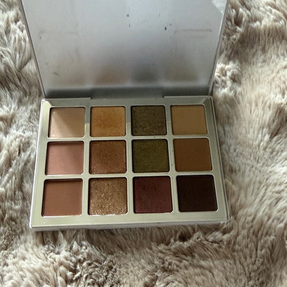 Makeup by Mario Ethereal Eyes Nature eyeshadow Palette!!! - Picture 3 of 6